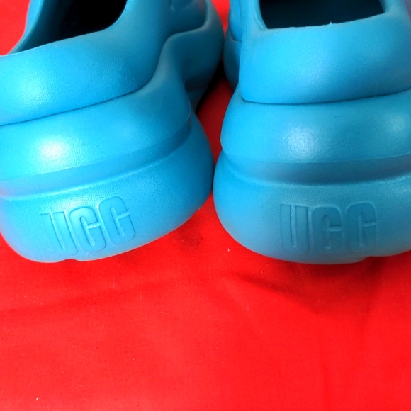 UGG Shoe - Picture 3 of 5